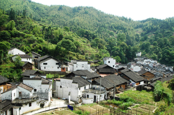 婺源红色旅游中共皖赣特委旧址位于婺源县大鄣山乡莒莙山村