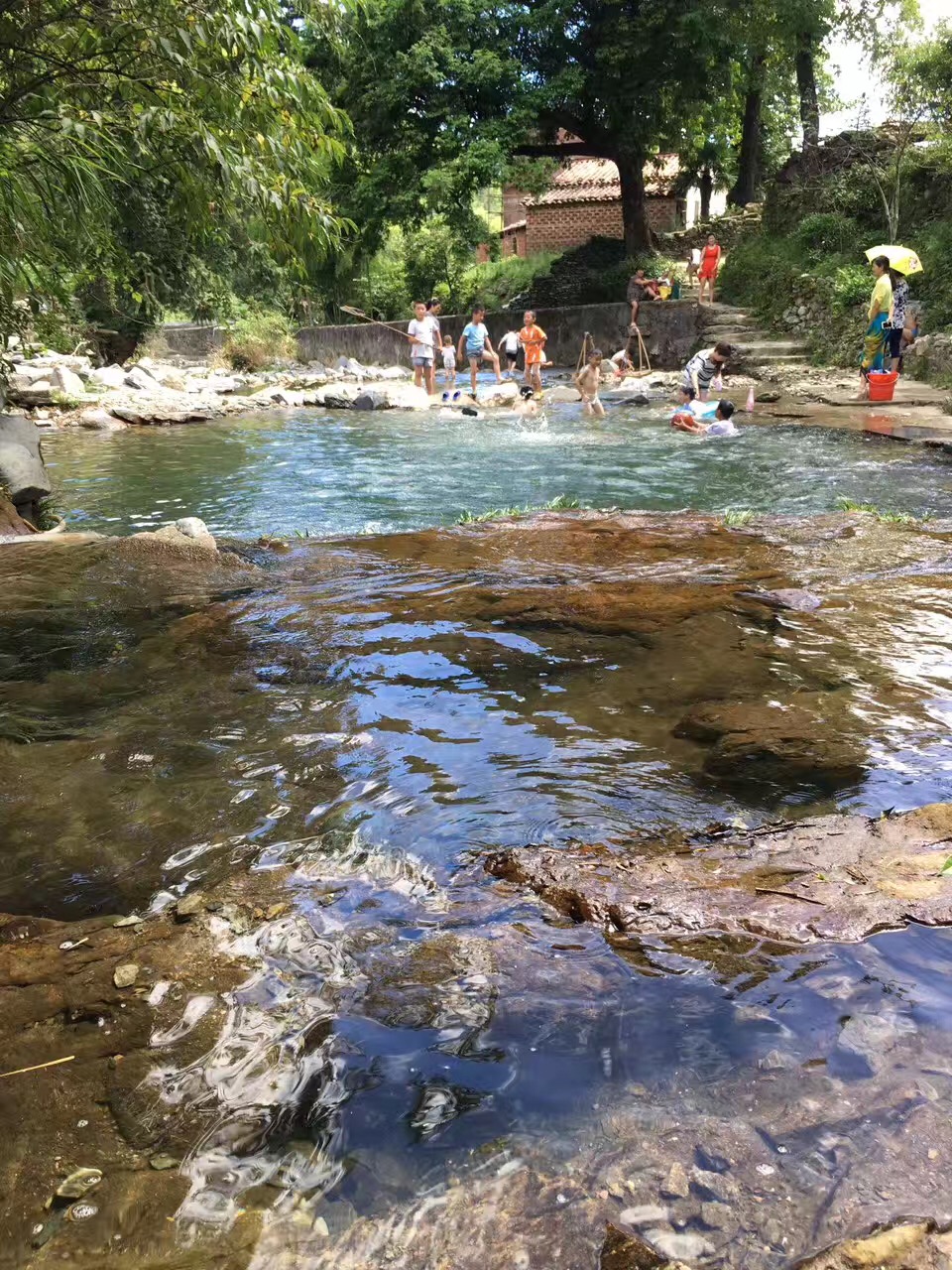 鄣山村的河水干净清澈见底