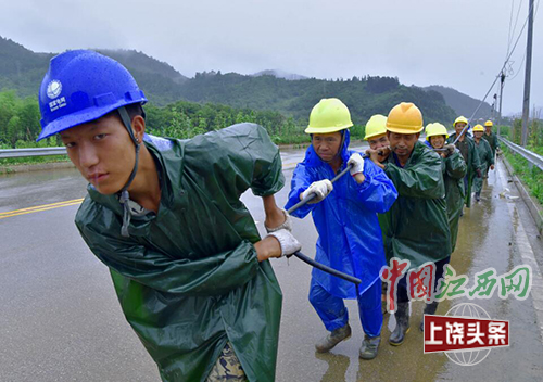 婺源：遭强降雨袭击受灾 电力工人全力抢修